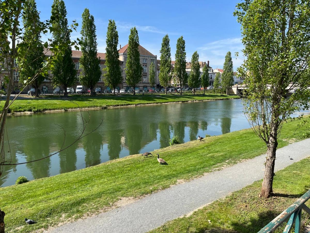 Le Voltaire Apartment Melun Bagian luar foto
