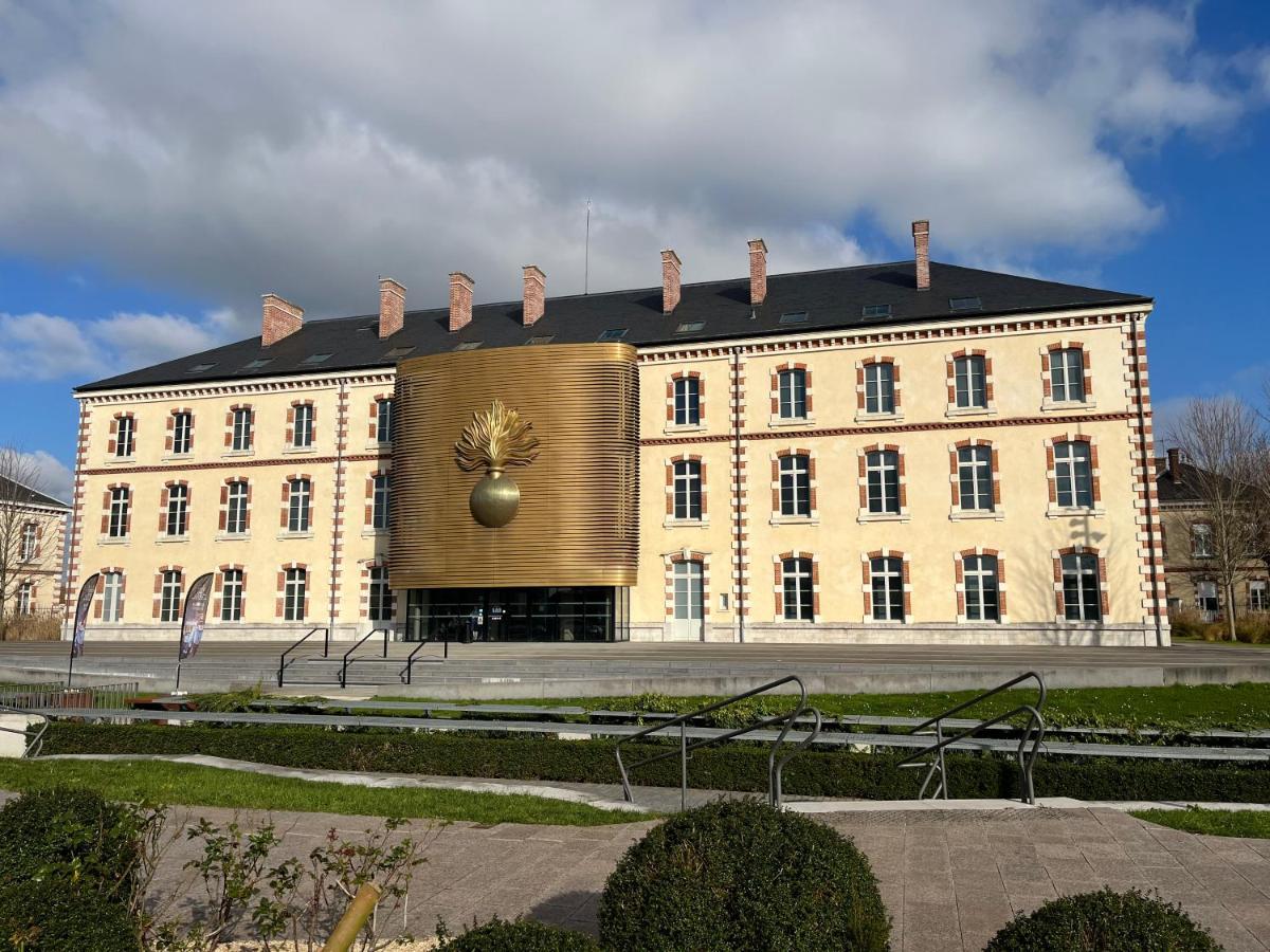 Le Voltaire Apartment Melun Bagian luar foto